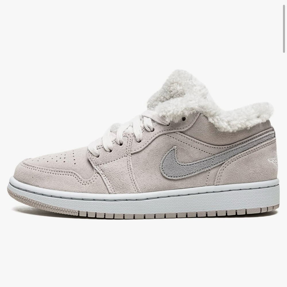 Nike - women’s size 6 Jordan 1 low se sherpa fleece